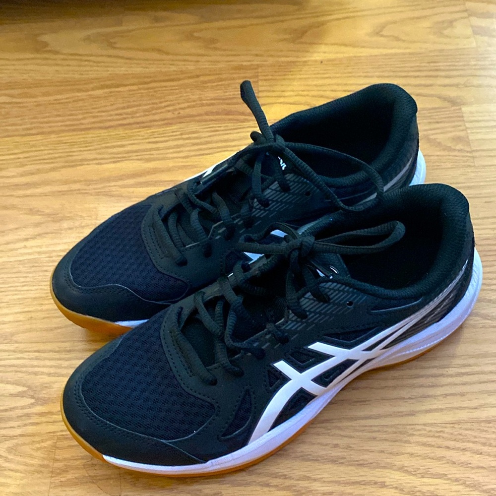 Only wore once woman’s volleyball shoes